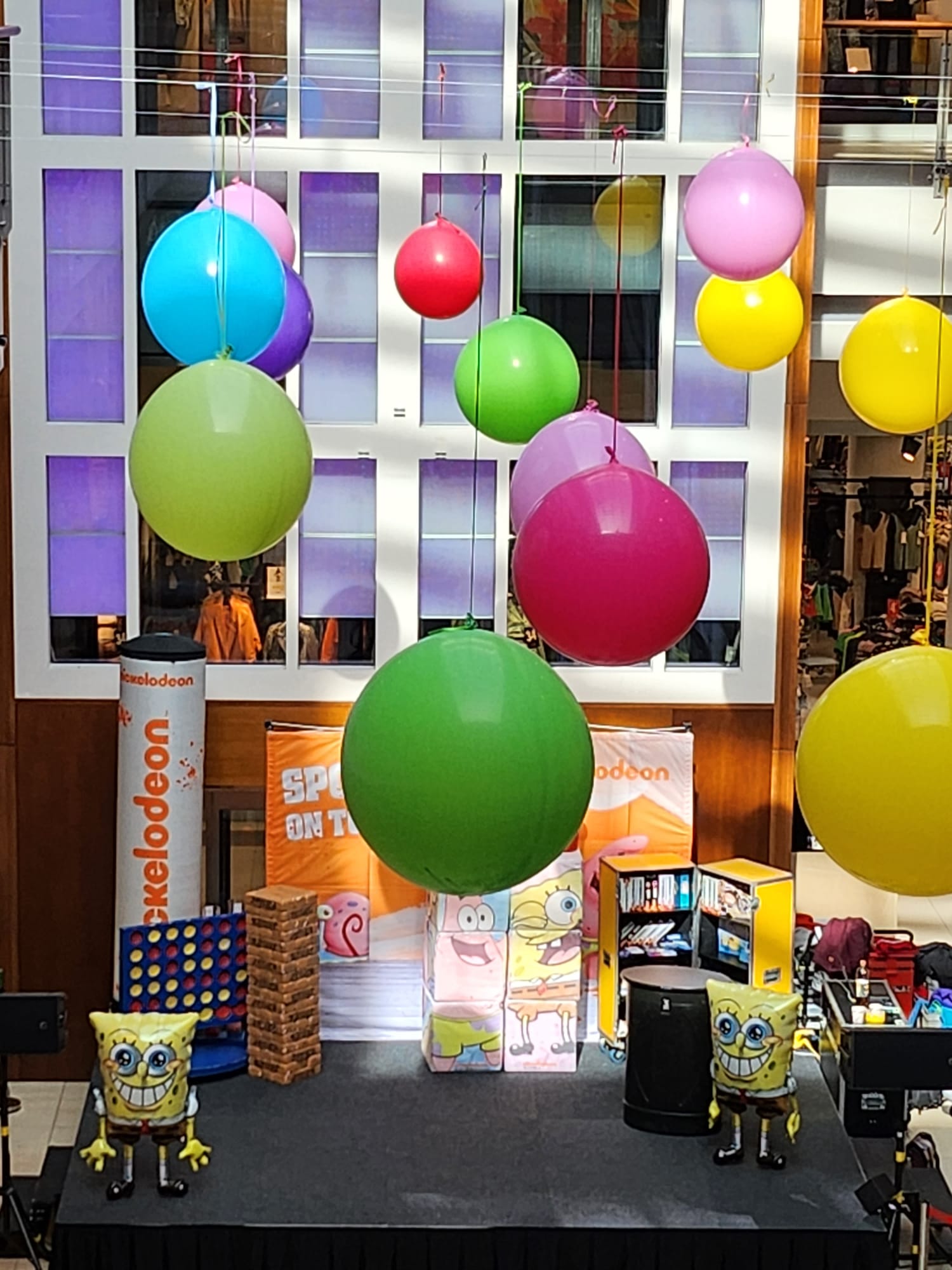 Große bunte Ballons über einer Markenbühne mit SpongeBob-Motiven