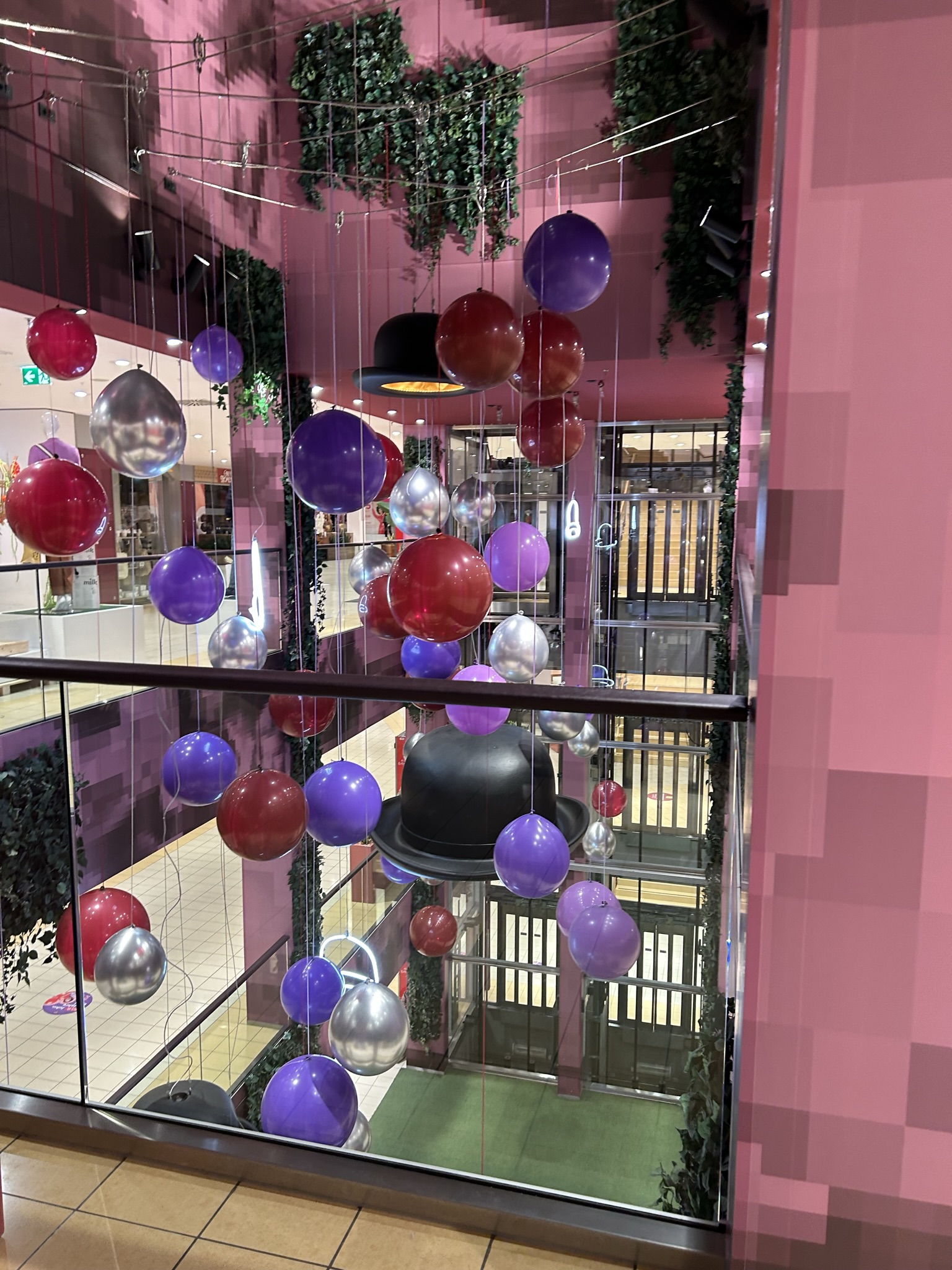 Mehrstöckige hängende Balloninstallation in Rot, Lila und Silber