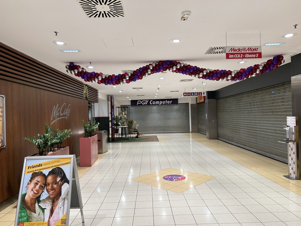 Lange Ballongirlande an der Decke eines Einkaufszentrums