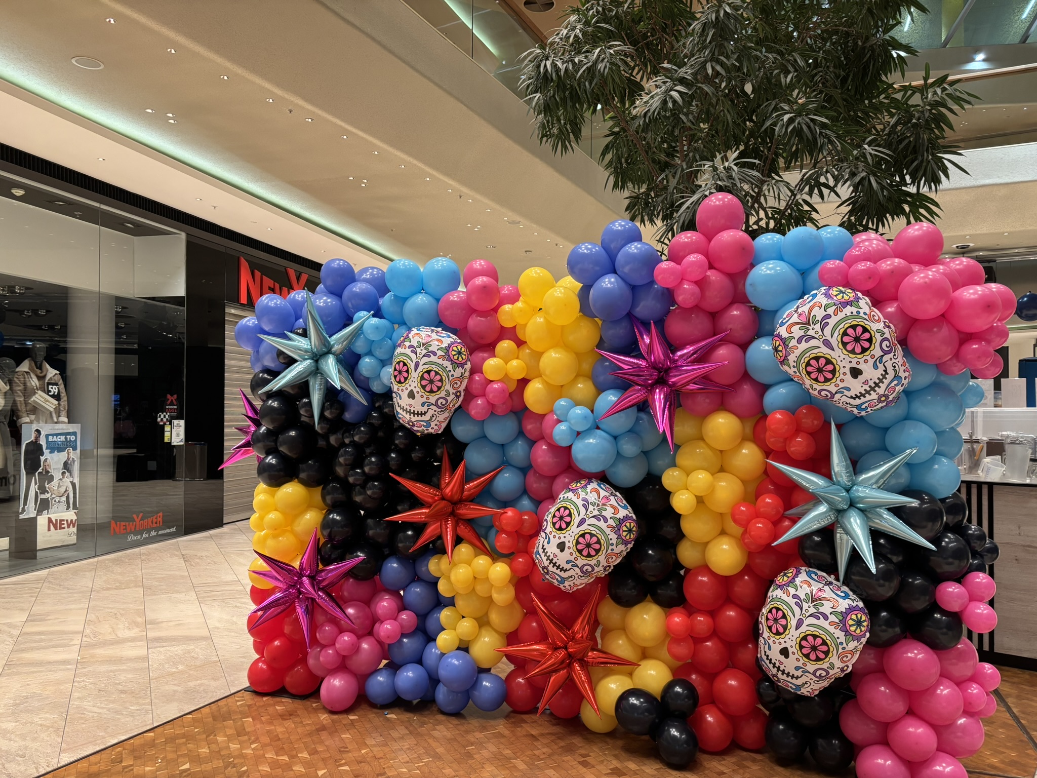 Bunte Ballonwand mit Sternen und dekorativen Totenkopf-Motiven