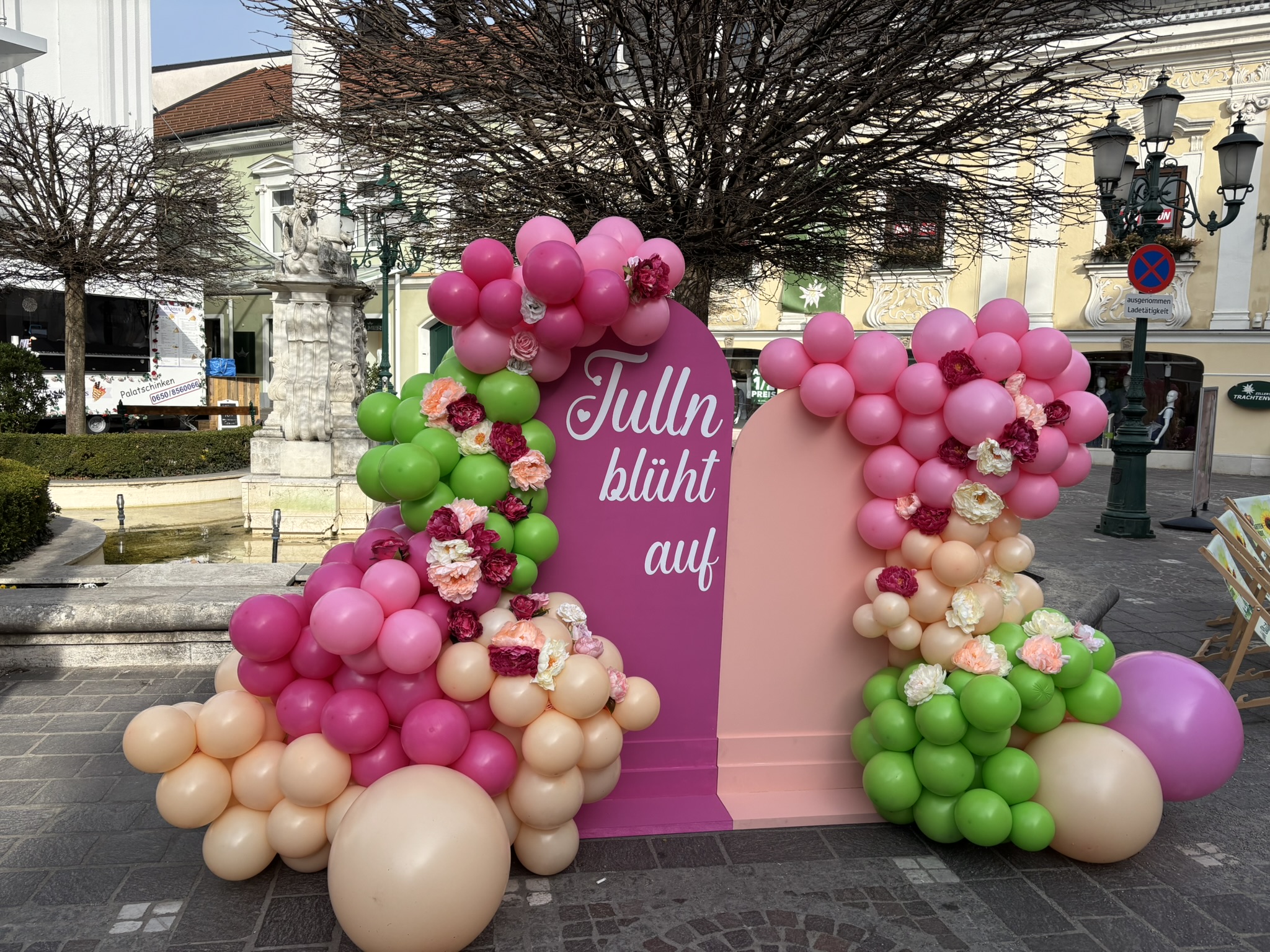 Außeninstallation in Pink, Grün und Creme mit Frühlingsbotschaft