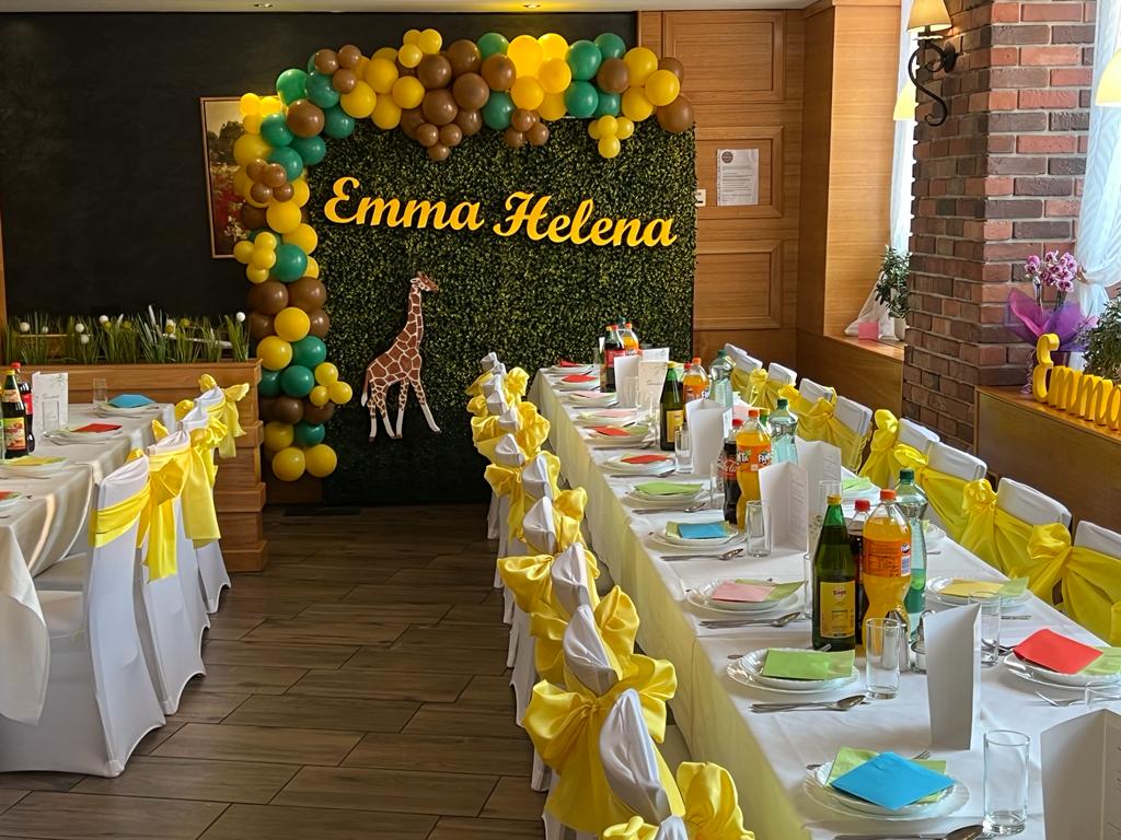 Private Geburtstagsfeier mit grün-gelber Ballondekoration und personalisierter Fotowand